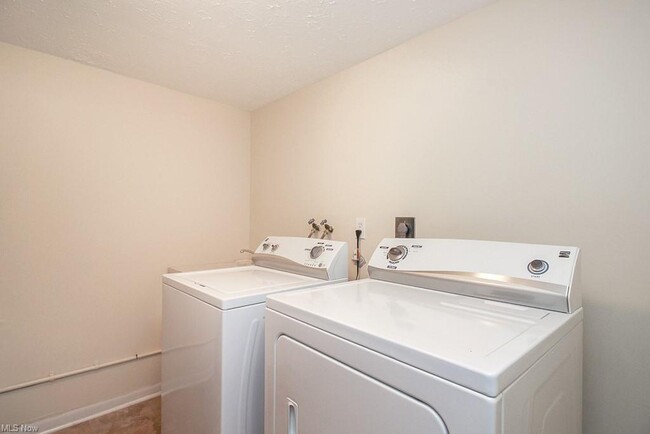 Building Photo - 1770 Rolling Hills Dr