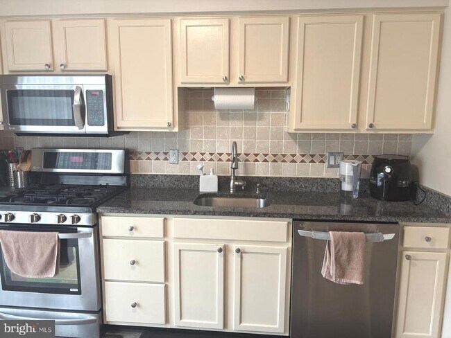 Building Photo - 2802 Gramercy Way