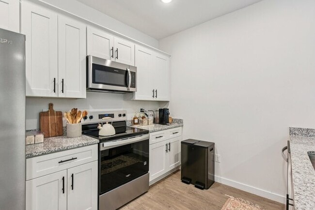 Building Photo - Brand-New Luxury Townhomes – 1st Month Fre...