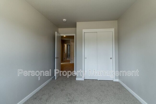 Building Photo - 8711 NE 43rd Pl