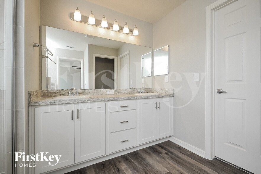 Building Photo - 851 Orleans Dr