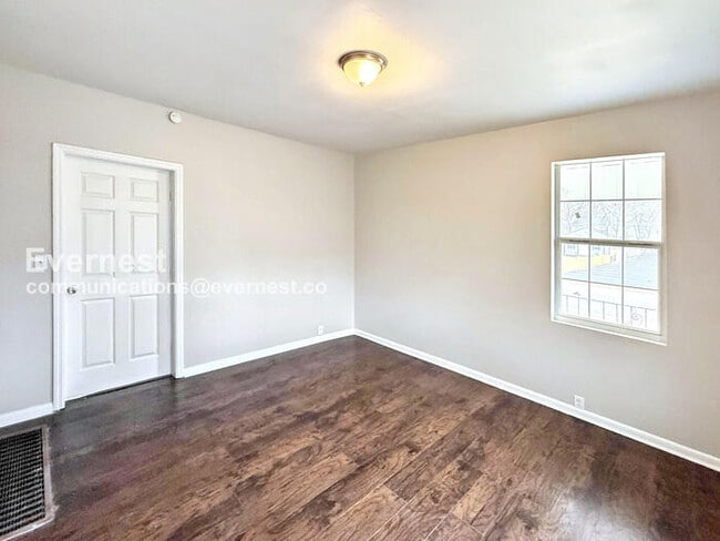 Building Photo - 318 Oregon St