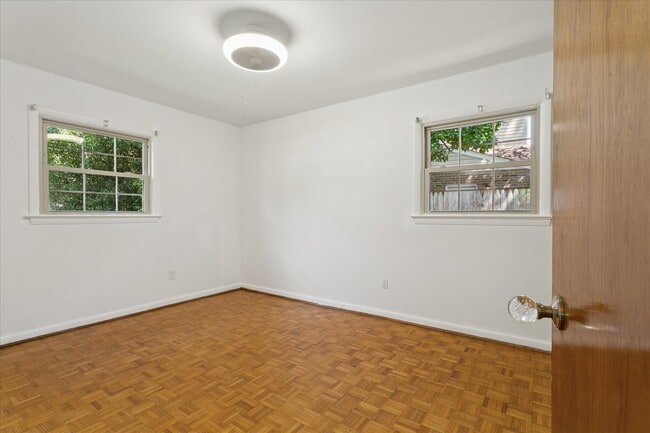 Building Photo - 700 Pelham Dr
