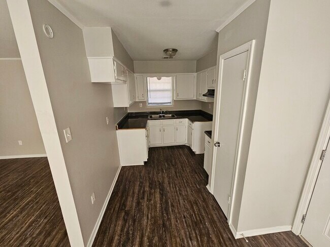 Building Photo - 10811 Chateau Dr