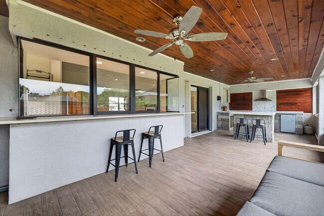 Building Photo - 825 SE Starflower Ave