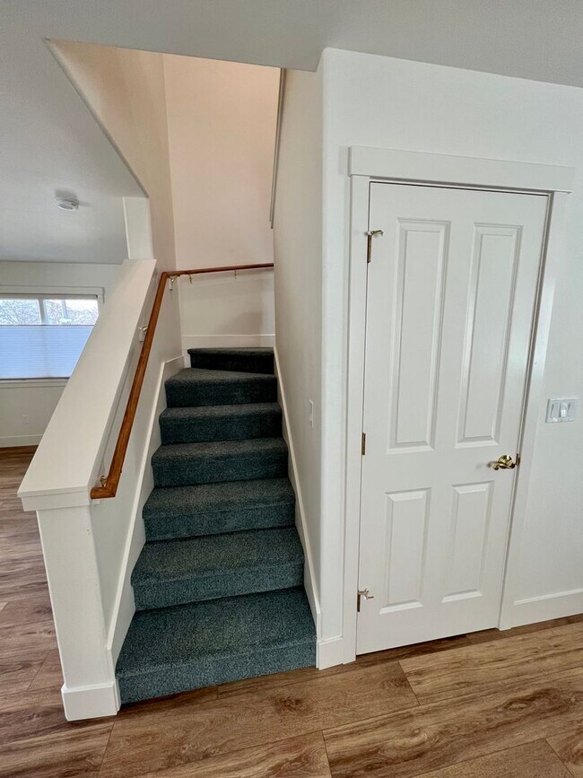 Building Photo - Stunning 3 Bed, 2.5 Bath Home in the Heart of Downtown Bend!