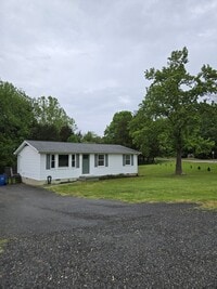 Building Photo - Lovely Rambler on large corner lot