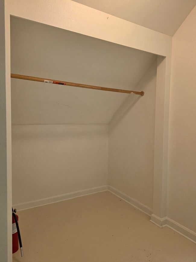 Building Photo - Loft Style Cottage in Indianola