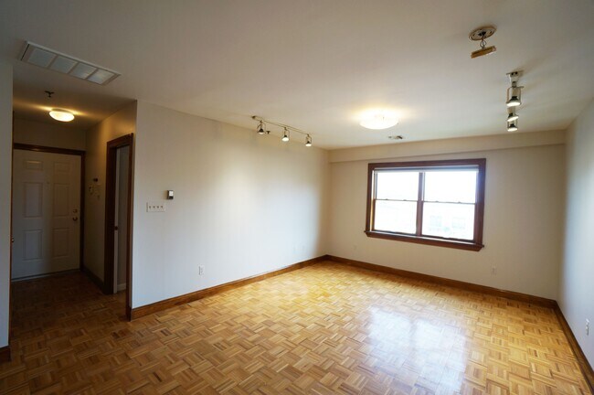 Building Photo - 84 Bloomfield St