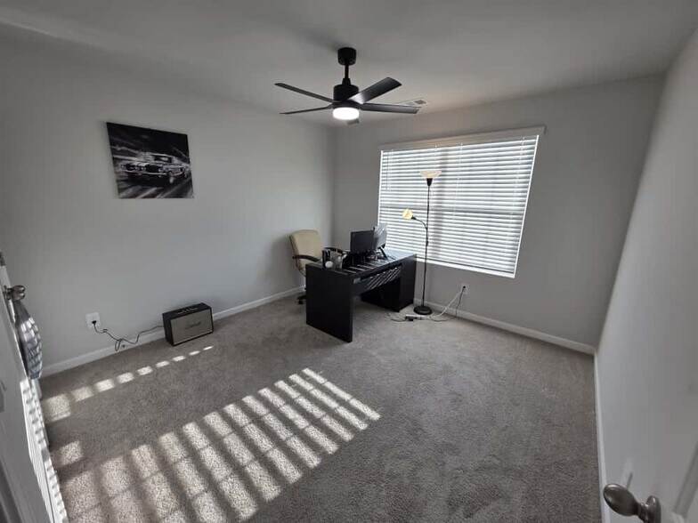 Bedroom / Office Room - 213 Hazel Ln