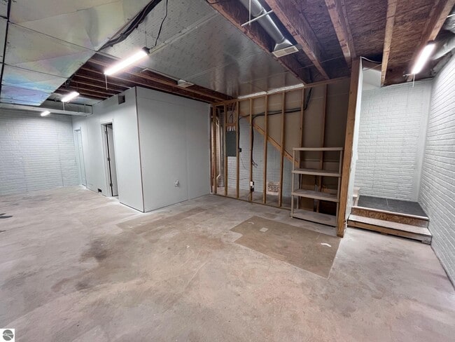 Building Photo - 1495 Newport St