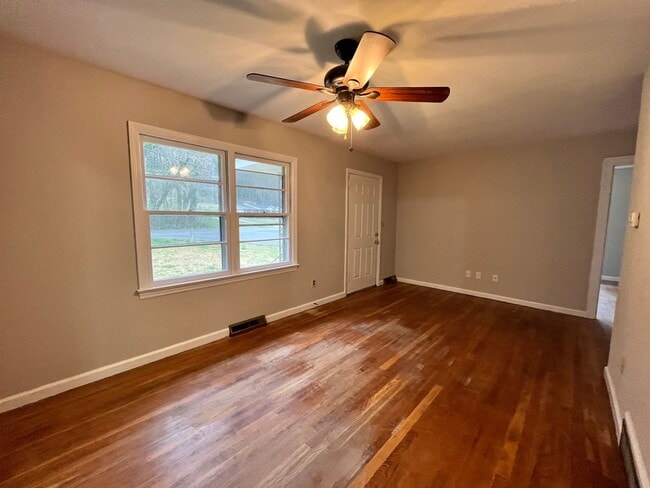 Building Photo - 3 Bedrooms, 1.5 Bathroom - Home in Sherwood Forest!