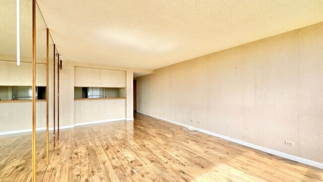 Building Photo - HIGHLY DESIRABLE 2 BED/2 BATH SPECTACULAR ...