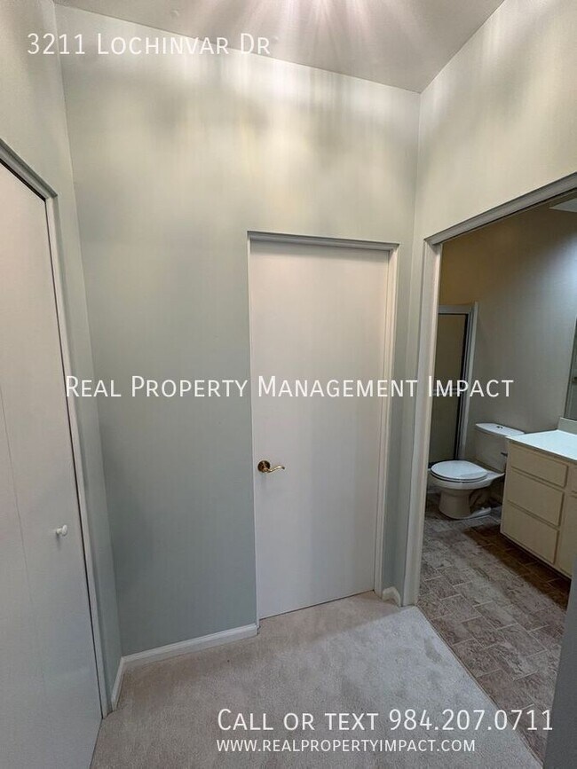 Building Photo - 3211 Lochinvar Dr