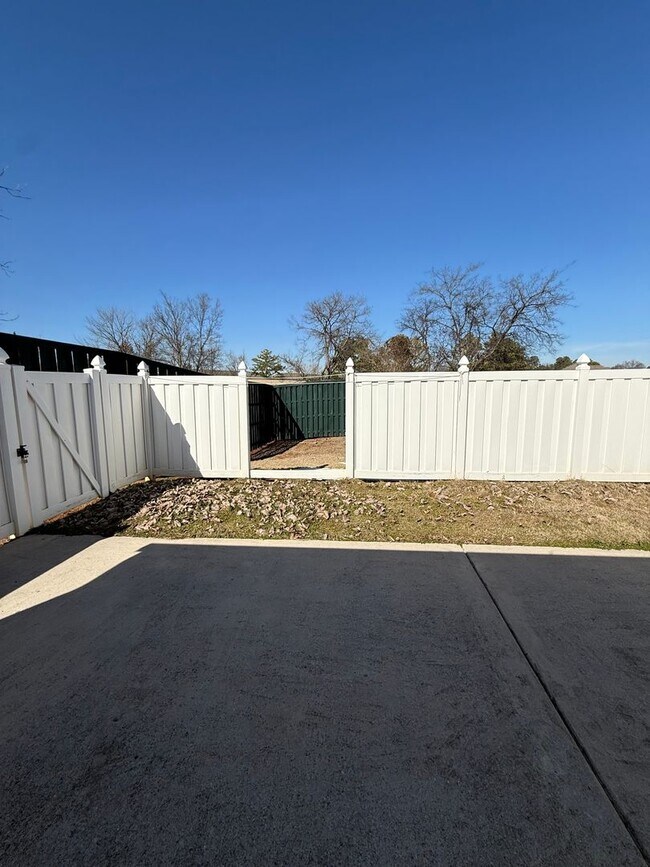 Building Photo - Well-Maintained Home in Convenient Madison Location