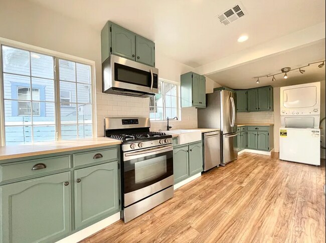 Building Photo - 3 Bed 1 & 1/2 Bath Home in a great Highland Park Location is Now Available!