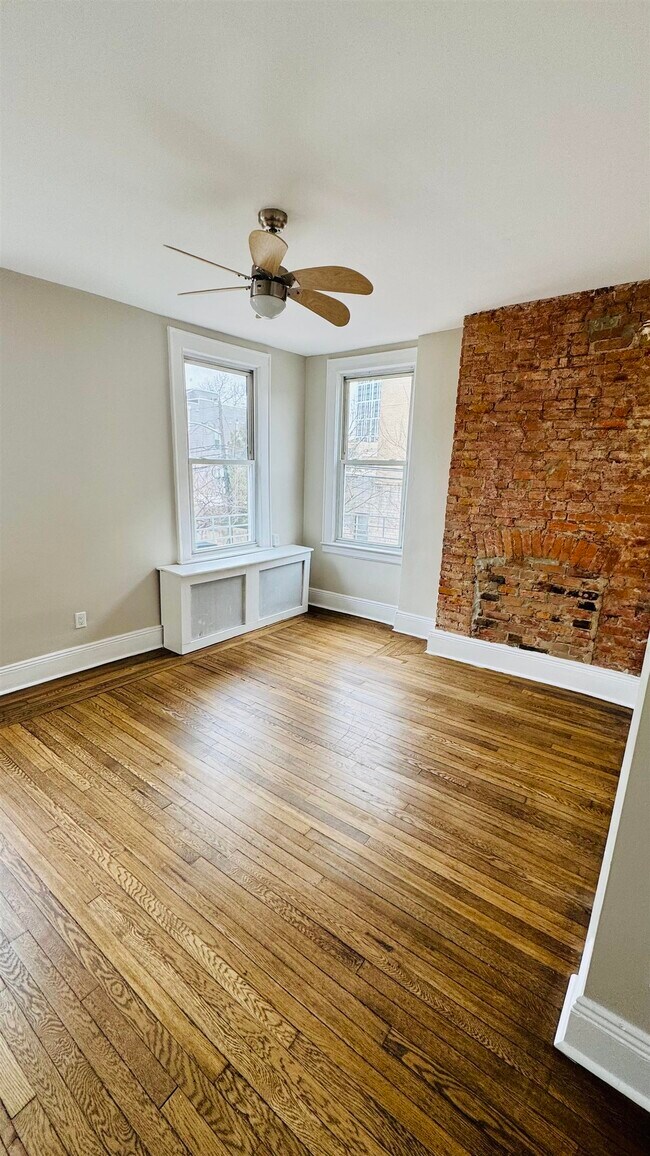 Building Photo - 682 Summit Ave