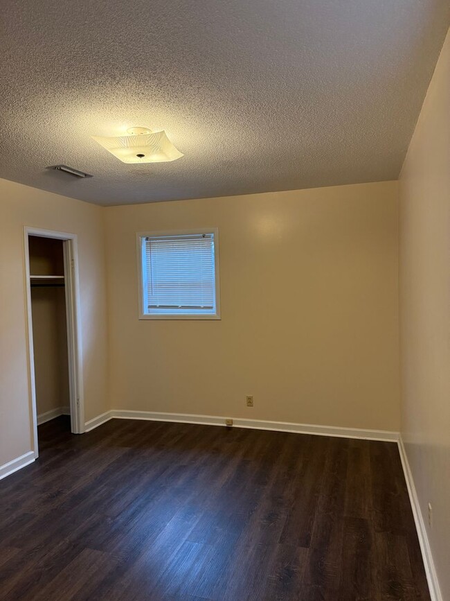 Building Photo - 102 Victoria Dr