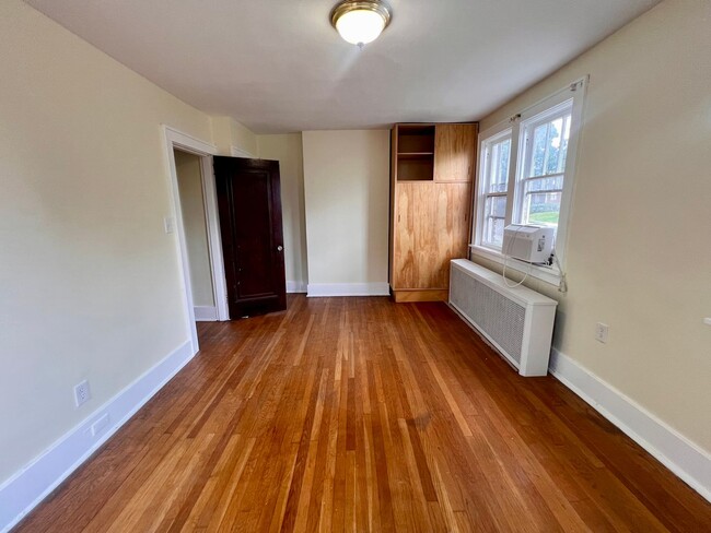 Building Photo - Spacious Home - 3 bedroom 1 bath - Squirre...