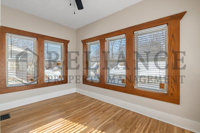 Building Photo - 410 S Estelle St