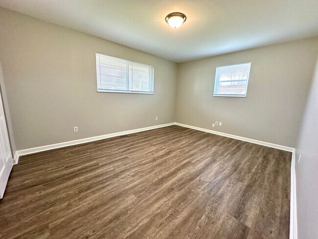 Building Photo - 10 Willow Dr