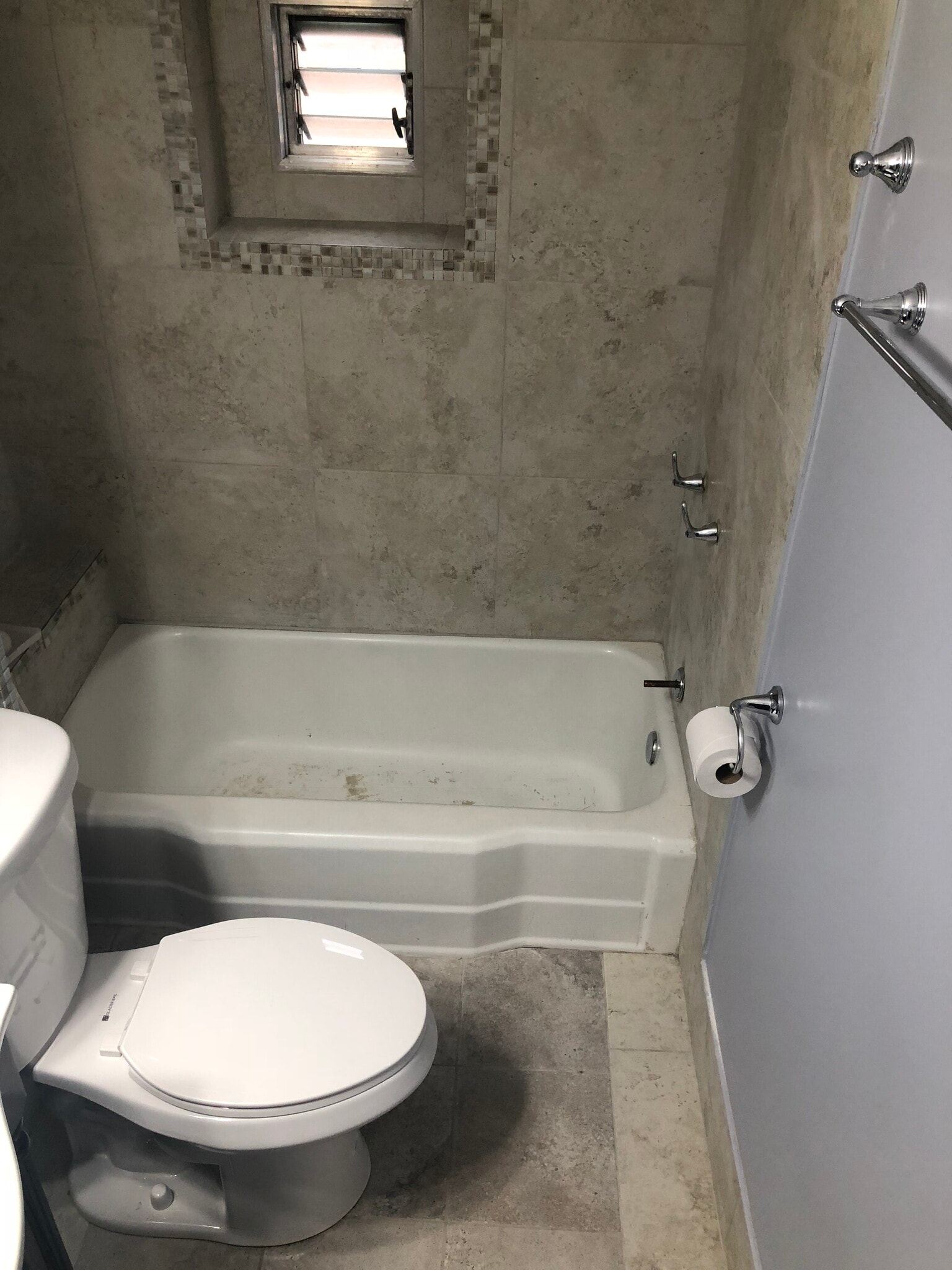 bathtub/shower - 3960 S Western Ave