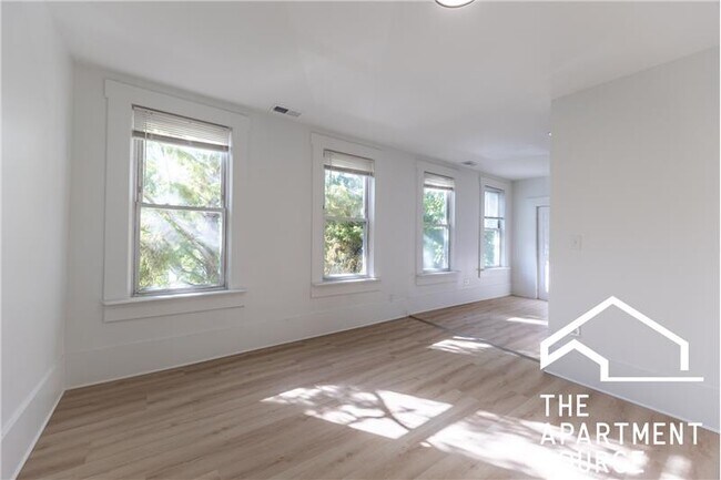 Building Photo - 2301 N Leavitt St