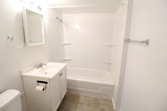 Building Photo - December FREE On This 1 Bedroom 1 Bath House Near KU Med & Westport