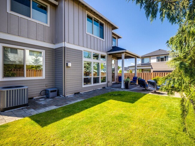 Building Photo - Beautiful & Bright Newer Home with Luxurio...