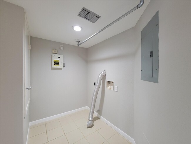 Building Photo - 18309 Sandy Cove Dr