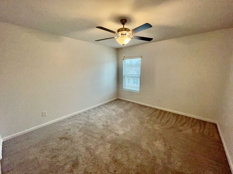 Building Photo - 525 Ruths Dr