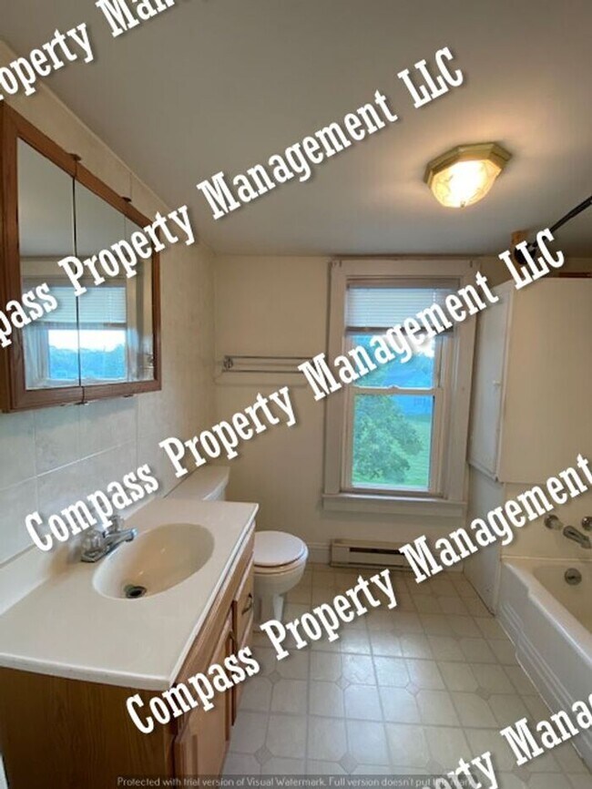 Building Photo - $1445 - 3 Bed, 2 Bath Farmhouse - Denver