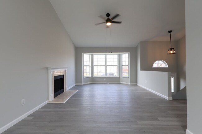 Building Photo - Beautiful 3 Bed 2.5 Bath w/2 Car Oversized Garage