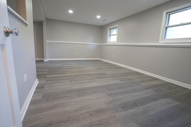 Building Photo - 1501 N Freund Ave