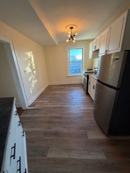 kitchen photo 2 - 31 Weller Ave