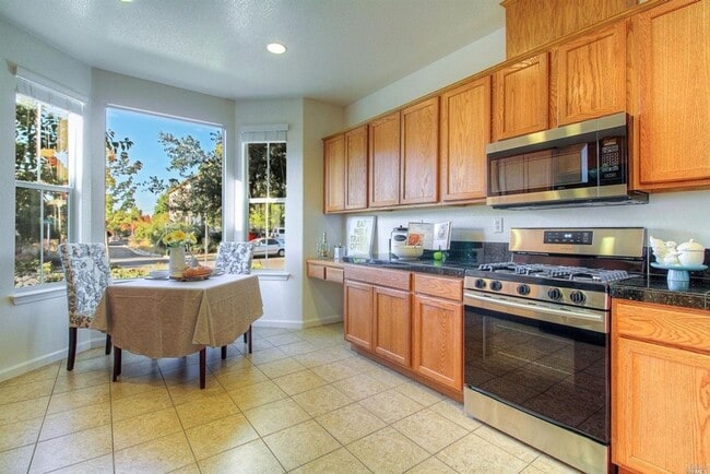 Building Photo - 1,812 Square Foot Two level 3 bedroom  2.5...