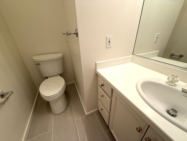 Building Photo - CRAFTSMAN STYLE TWO STORY 2BD/2BA END UNIT...