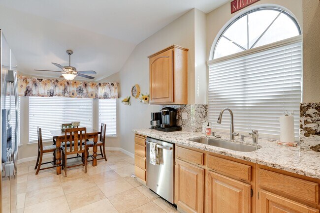 Building Photo - Beautiful Single Story Home !