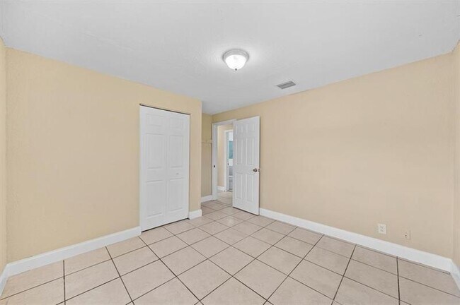 Building Photo - 1552 NW 15th Terrace