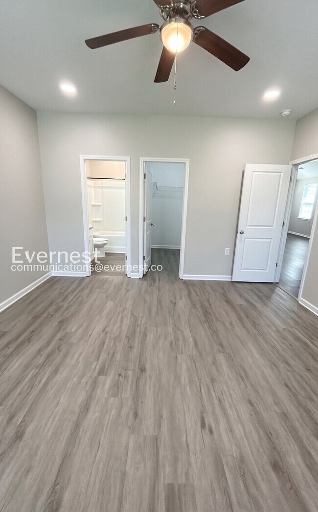 Building Photo - 3 Bed/2 Bath Home with Off-Street Parking / Pet-Friendly / Available Now!