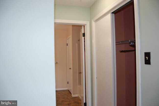 Building Photo - 131 Red Haven Dr