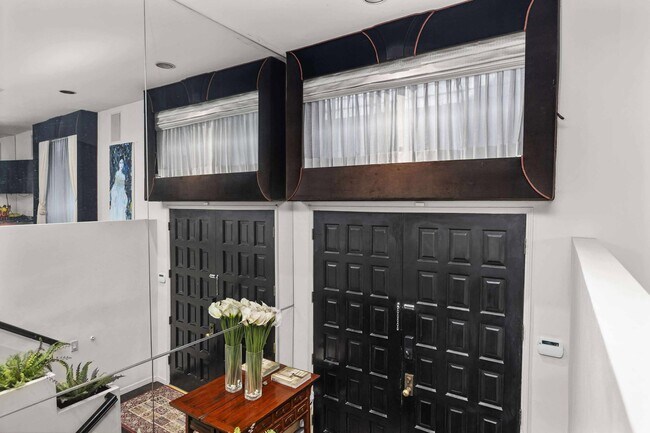 Building Photo - 540 N W Knoll Dr