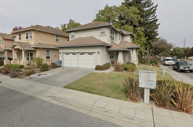 Building Photo - Beautiful 2 Level Home !!