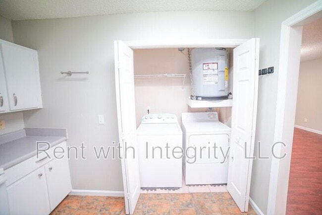 Building Photo - 1100 Greentree Ct