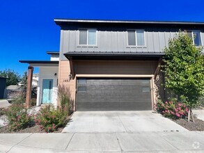 Building Photo - Beautiful Townhouse!