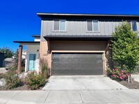Building Photo - Beautiful Townhouse!