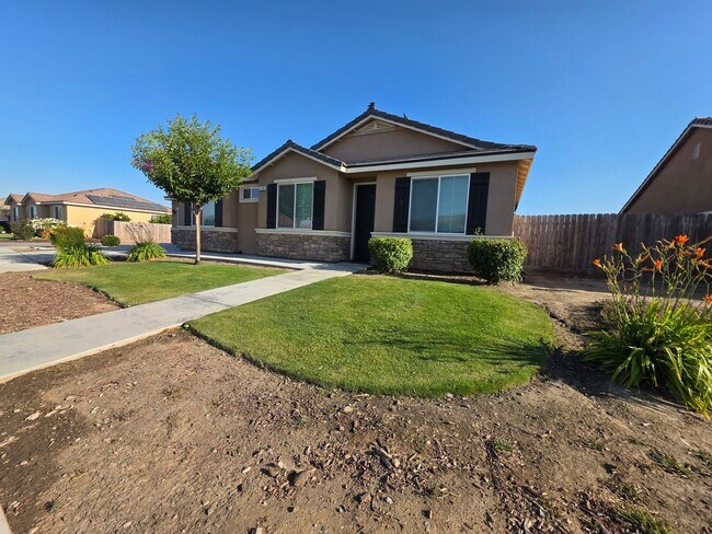 Building Photo - Newer 3 Bedroom 2 Bathroom in Tulare! Coming soon!!