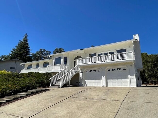 Building Photo - 3556 Mesa Verdes Dr