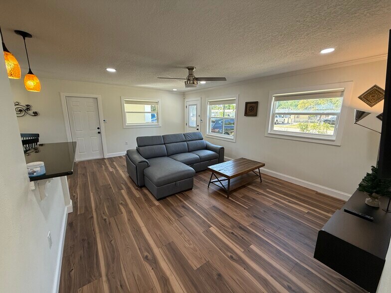 Building Photo - 709 Suzette Dr