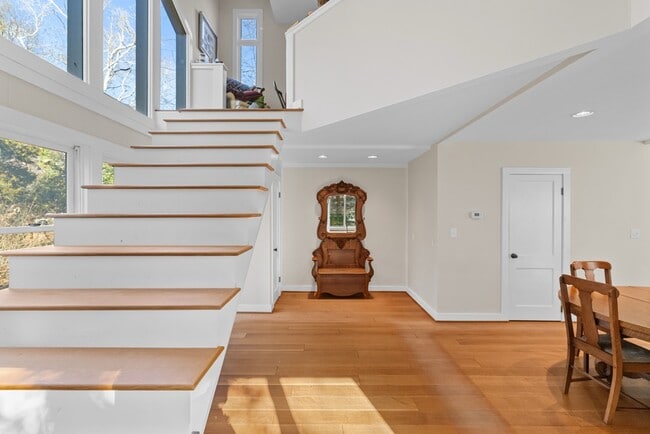 Building Photo - 303 Henderson St